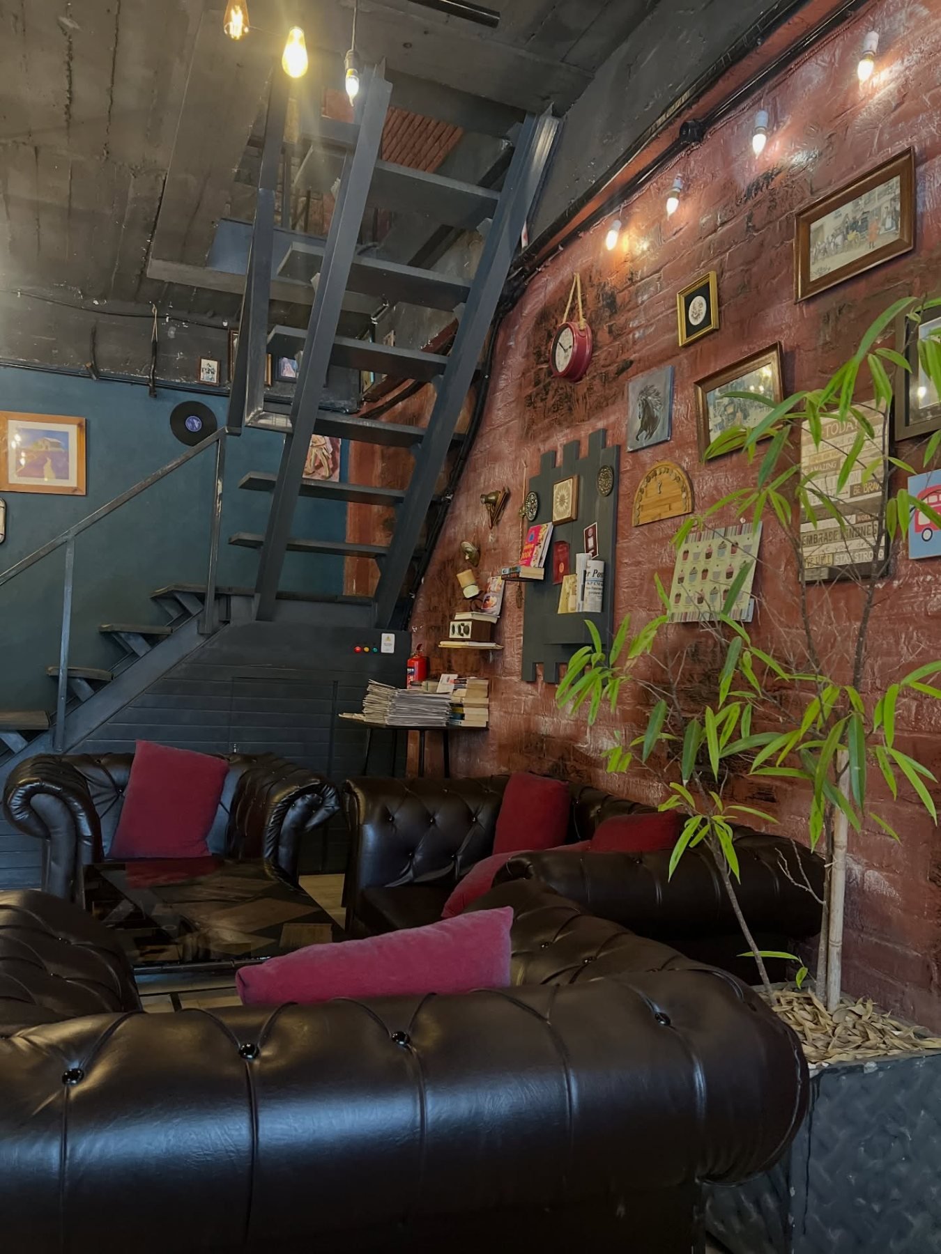 The lounge corner, under the plate wall